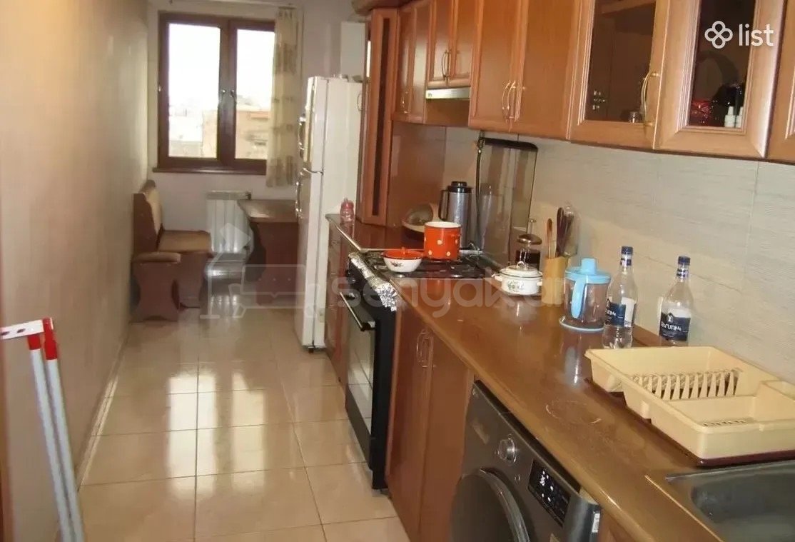 3 Սենյականոց Բնակարան Քարե Շենքում, 100քմ, 5/5 հարկ, Նորմալ Վիճակում, Մասամբ Կահավորված, Արևկող