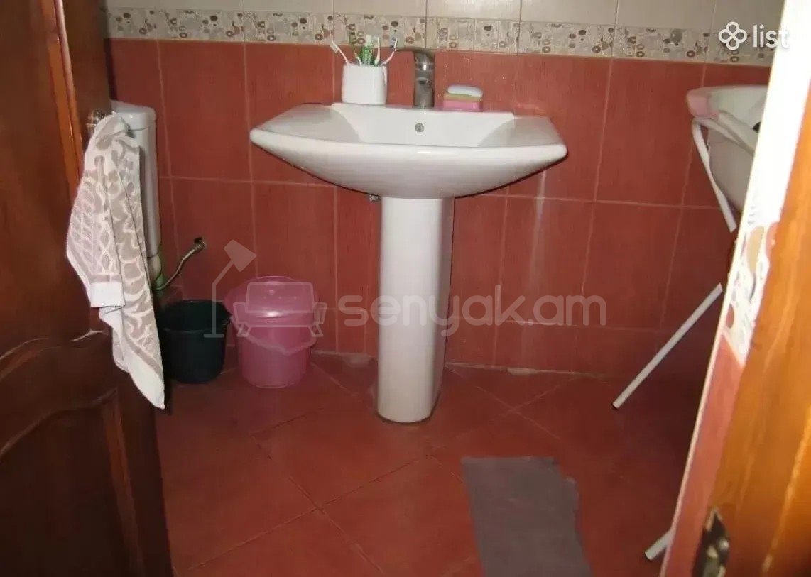 3 Սենյականոց Բնակարան Քարե Շենքում, 100քմ, 5/5 հարկ, Նորմալ Վիճակում, Մասամբ Կահավորված, Արևկող
