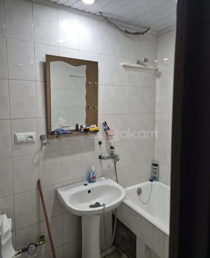 2 Սենյականոց Բնակարան Քարե Շենքում, 68քմ, 4/5 հարկ, Նորմալ Վիճակում