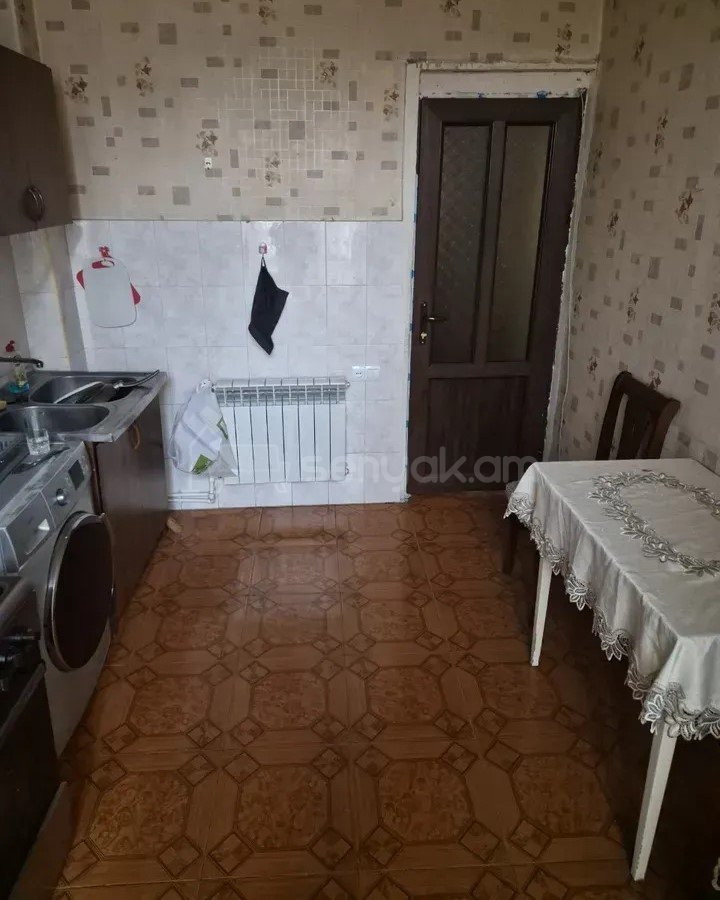 2 Սենյականոց Բնակարան Քարե Շենքում, 68քմ, 4/5 հարկ, Նորմալ Վիճակում