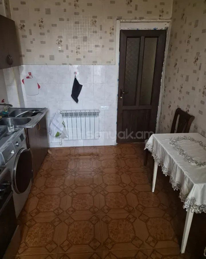 2 Սենյականոց Բնակարան Քարե Շենքում, 68քմ, 4/5 հարկ, Նորմալ Վիճակում