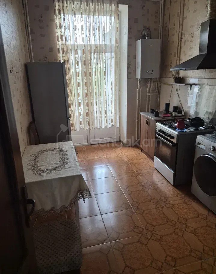 2 Սենյականոց Բնակարան Քարե Շենքում, 68քմ, 4/5 հարկ, Նորմալ Վիճակում