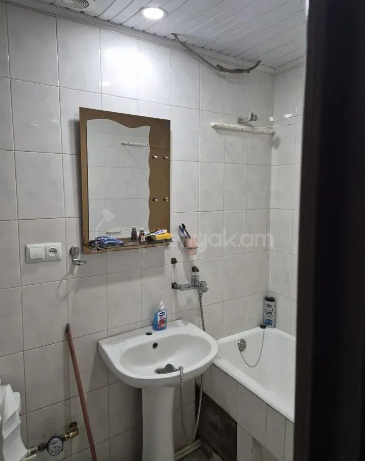 2 Սենյականոց Բնակարան Քարե Շենքում, 68քմ, 4/5 հարկ, Նորմալ Վիճակում