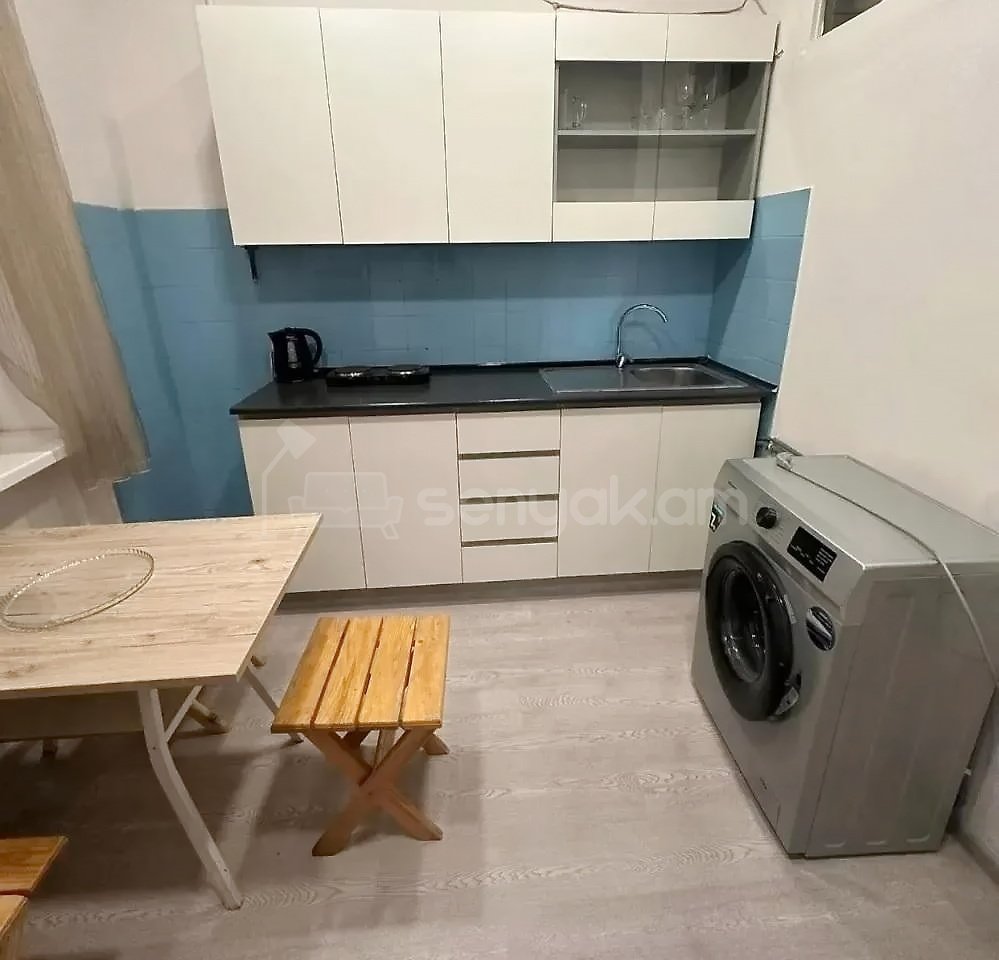 1 Սենյականոց Բնակարան Քարե Շենքում, 36քմ, 2/5 հարկ, Կապիտալ Վերանորոգված