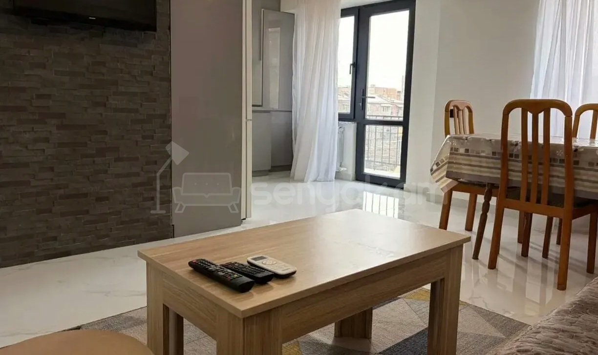 3 Սենյականոց Բնակարան Քարե Շենքում, 78քմ, 4/5 հարկ, Դիզայներական Վերանորոգված