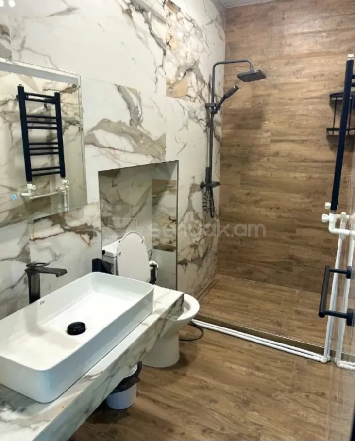 3 Սենյականոց Բնակարան Քարե Շենքում, 72քմ, 1/4 հարկ, Կապիտալ Վերանորոգված, Կահավորված