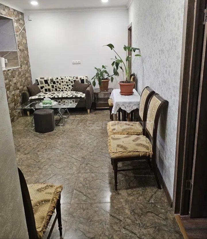 3 Սենյականոց Բնակարան Քարե Շենքում, 61քմ, 3/5 հարկ, Նորմալ Վիճակում, Կահավորված