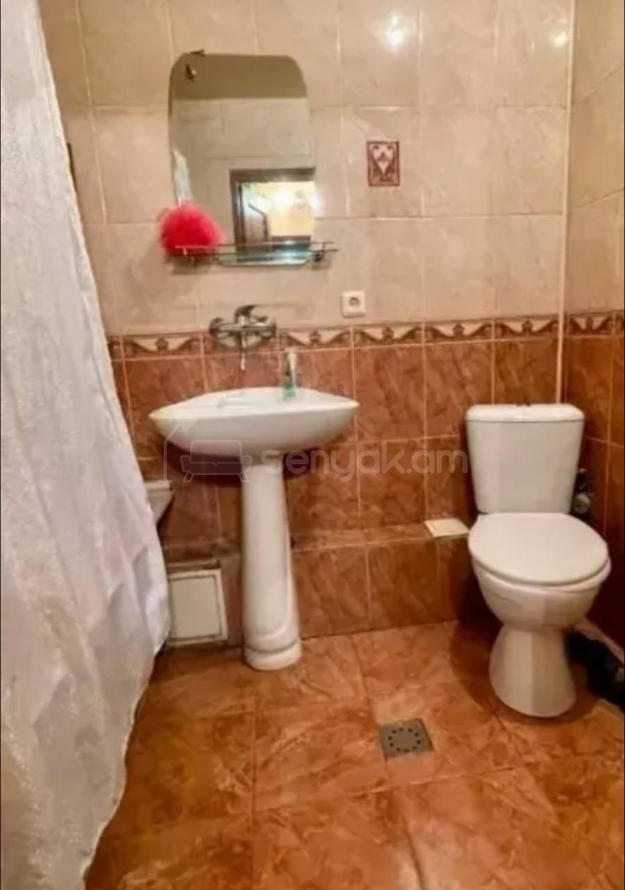 4 Սենյականոց Բնակարան Քարե Շենքում, 82քմ, 2/5 հարկ, Կապիտալ Վերանորոգված