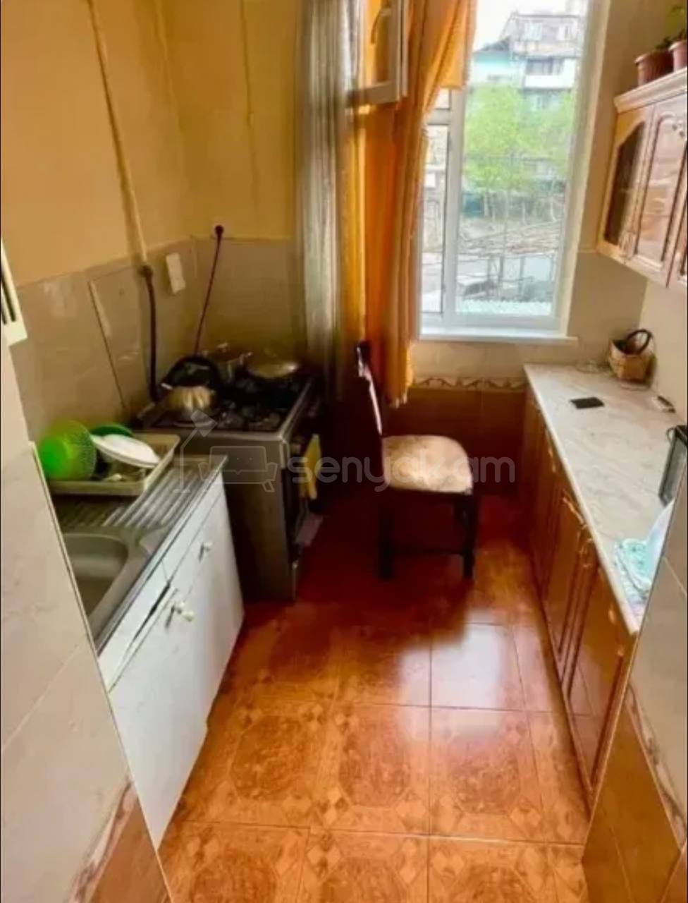 4 Սենյականոց Բնակարան Քարե Շենքում, 82քմ, 2/5 հարկ, Կապիտալ Վերանորոգված