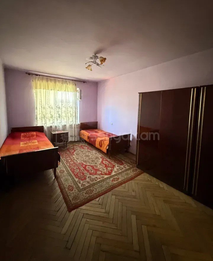 3 Սենյականոց Բնակարան Քարե Շենքում, 71քմ, 4/4 հարկ, Նորմալ Վիճակում