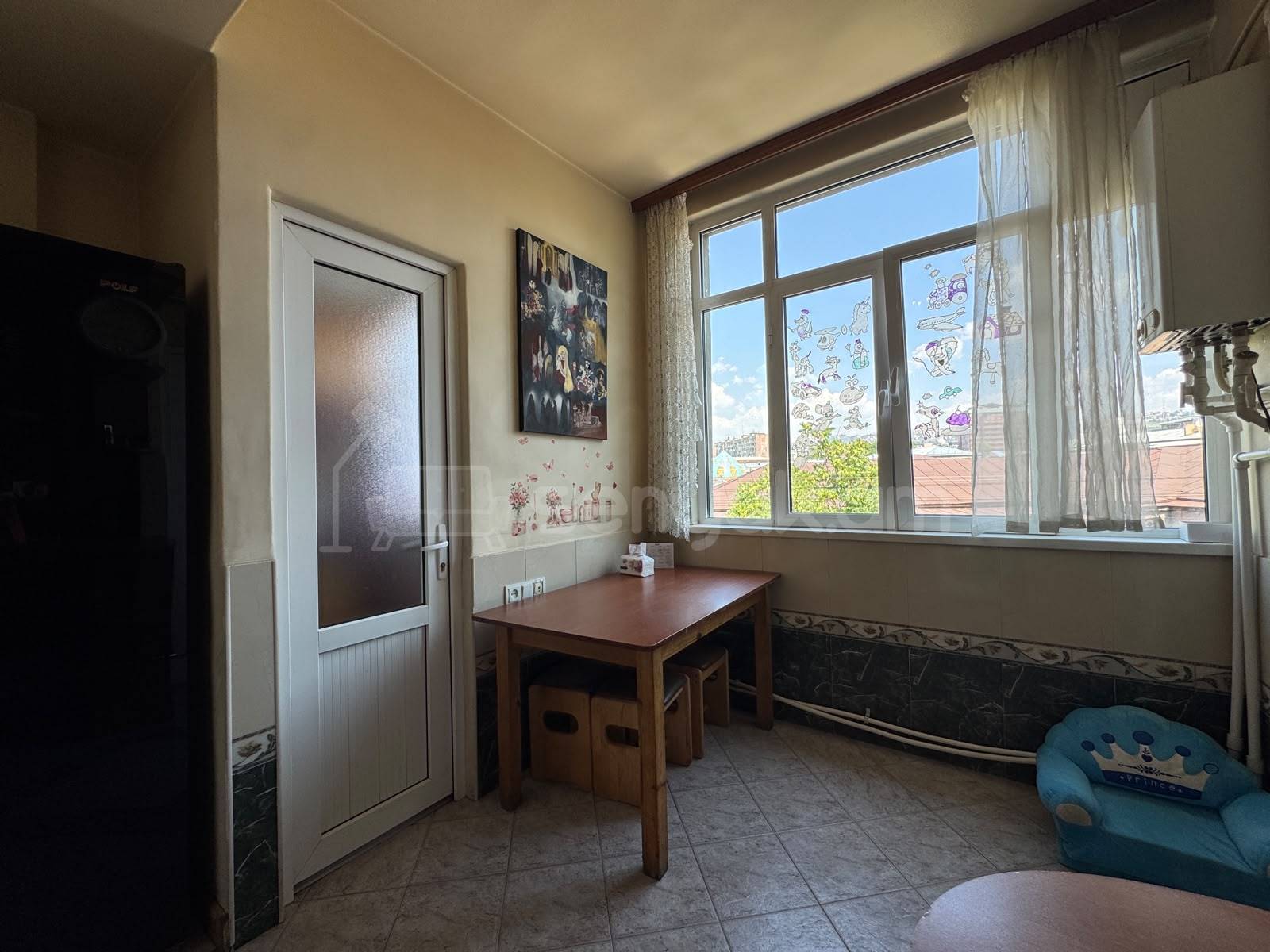3 Սենյականոց Բնակարան Քարե Շենքում, 70քմ, 3/5 հարկ, Նորմալ Վիճակում