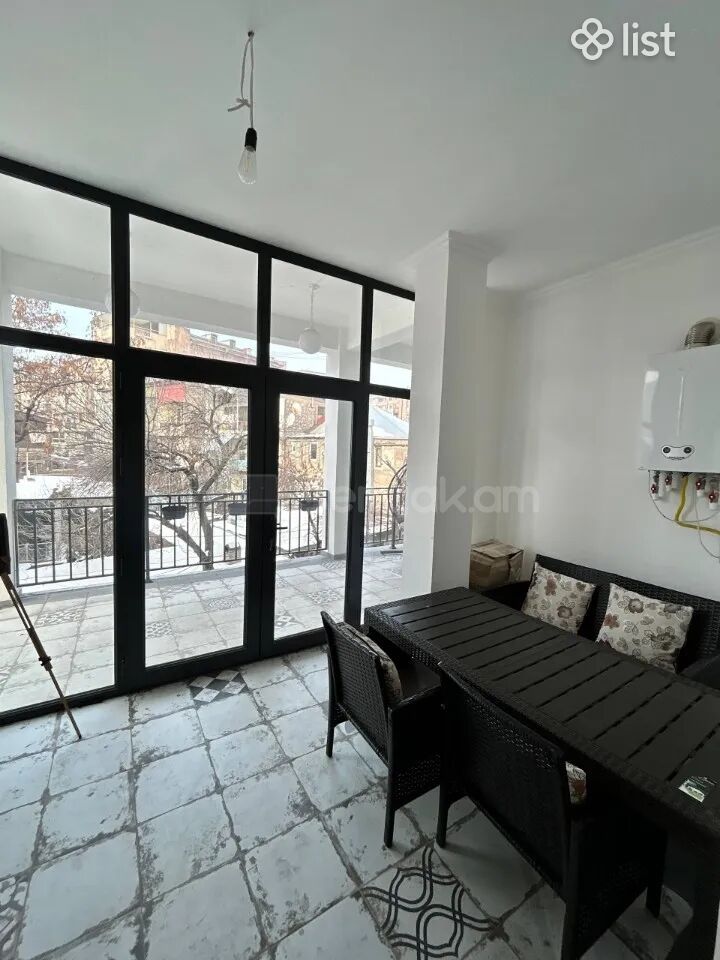 3 Սենյականոց Բնակարան Քարե Շենքում, 95քմ, 3/5 հարկ, Նորմալ Վիճակում