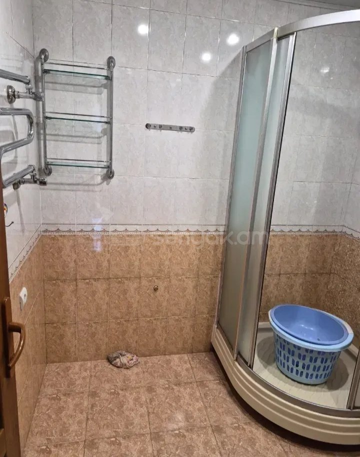 3 Սենյականոց Բնակարան Քարե Շենքում, 85քմ, 3/5 հարկ, Նորմալ Վիճակում, Կահավորված
