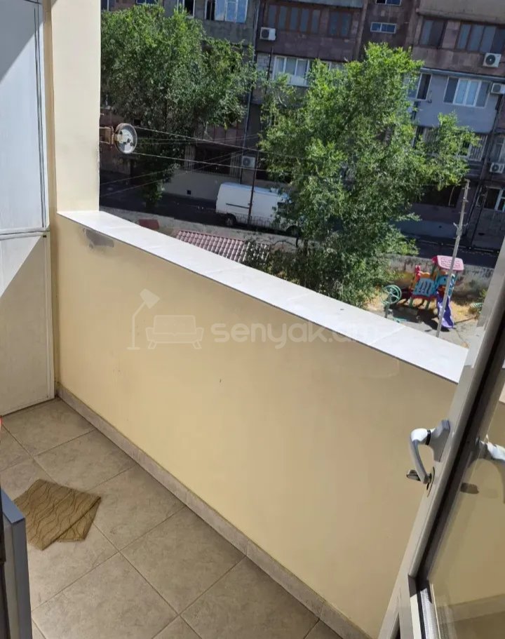 3 Սենյականոց Բնակարան Քարե Շենքում, 85քմ, 3/5 հարկ, Նորմալ Վիճակում, Կահավորված
