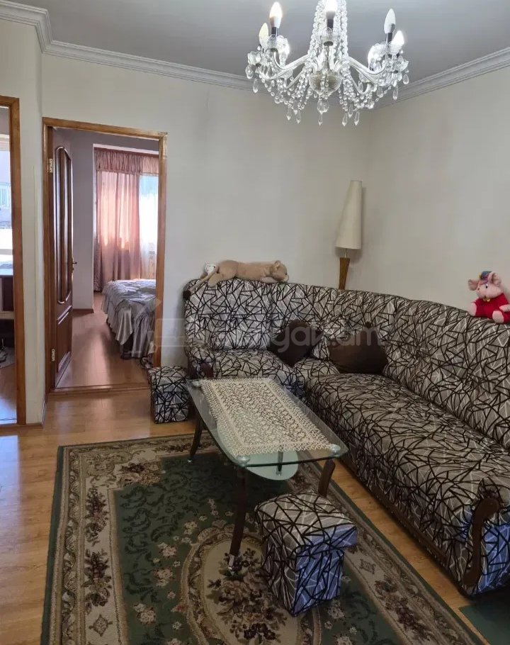 3 Սենյականոց Բնակարան Քարե Շենքում, 85քմ, 3/5 հարկ, Նորմալ Վիճակում, Կահավորված