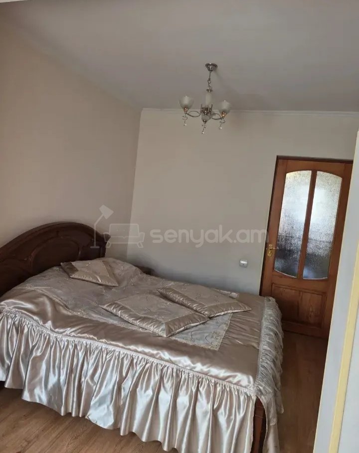 3 Սենյականոց Բնակարան Քարե Շենքում, 85քմ, 3/5 հարկ, Նորմալ Վիճակում, Կահավորված
