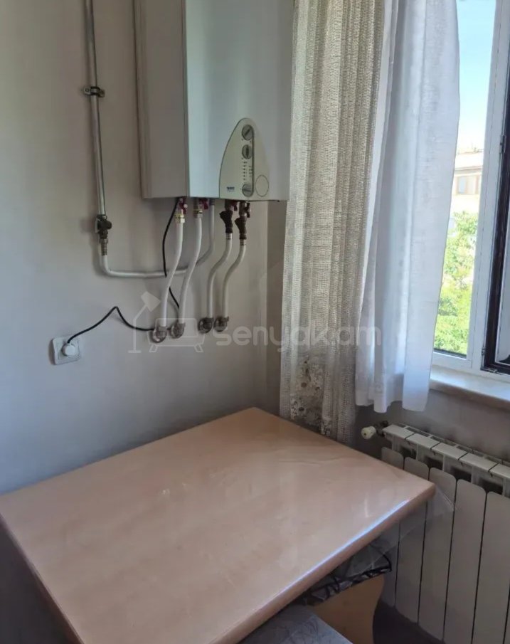 3 Սենյականոց Բնակարան Քարե Շենքում, 85քմ, 3/5 հարկ, Նորմալ Վիճակում, Կահավորված
