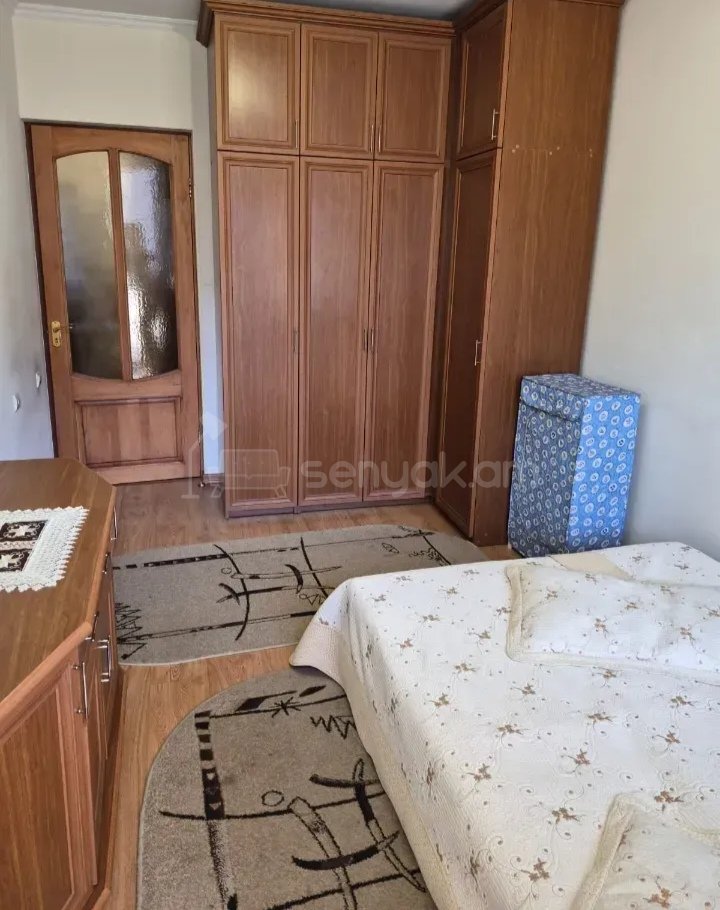 3 Սենյականոց Բնակարան Քարե Շենքում, 85քմ, 3/5 հարկ, Նորմալ Վիճակում, Կահավորված