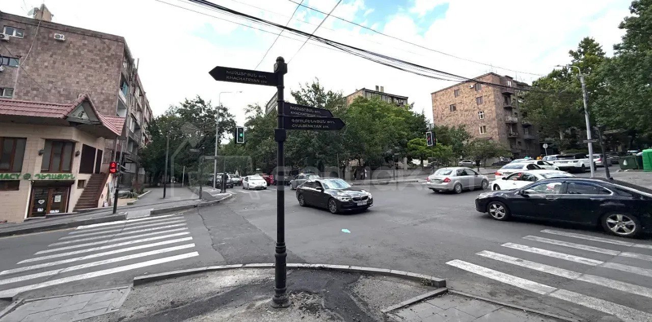 3 Սենյականոց Բնակարան Քարե Շենքում, 76քմ, 3/5 հարկ, Պետական Վիճակում