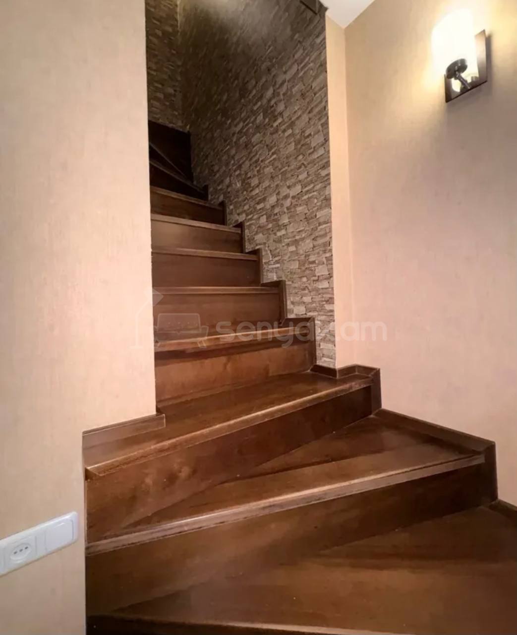 5 Սենյականոց Բնակարան Քարե Շենքում, 142քմ, 5/5 հարկ, Կապիտալ Վերանորոգված