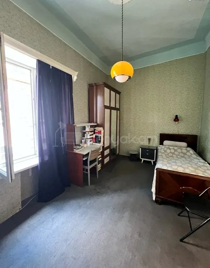 4 Սենյականոց Բնակարան Քարե Շենքում, 120քմ, 3/4 հարկ, Պետական Վիճակում