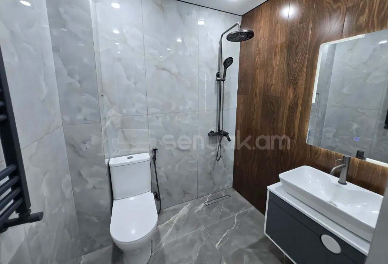 3 Սենյականոց Բնակարան Քարե Շենքում, 61քմ, 4/5 հարկ, Կապիտալ Վերանորոգված