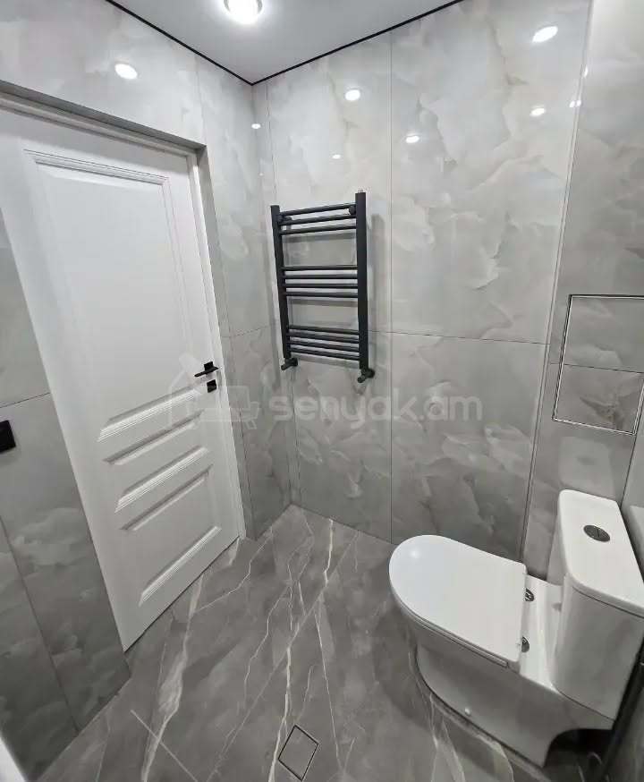 3 Սենյականոց Բնակարան Քարե Շենքում, 61քմ, 4/5 հարկ, Կապիտալ Վերանորոգված
