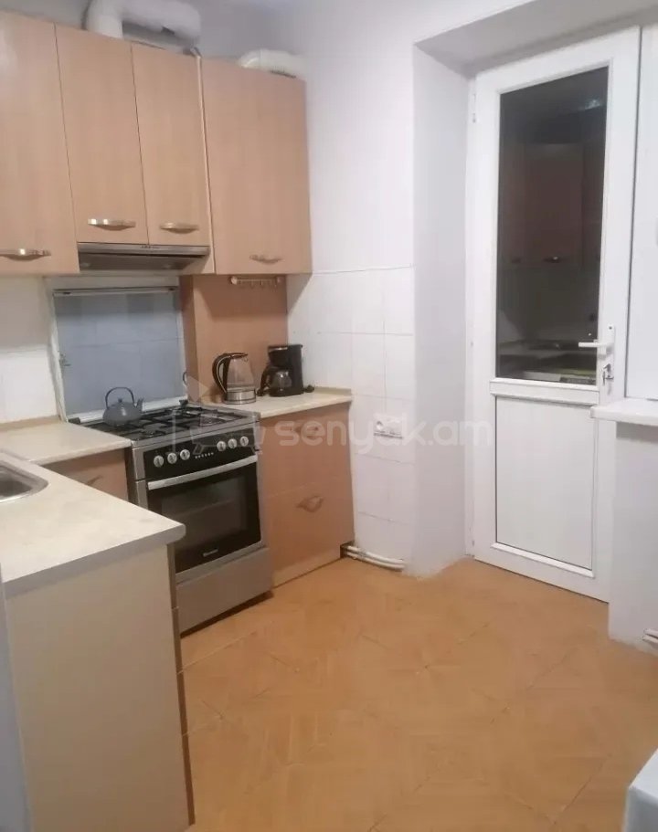 3 Սենյականոց Բնակարան Քարե Շենքում, 57քմ, 5/5 հարկ, Կապիտալ Վերանորոգված