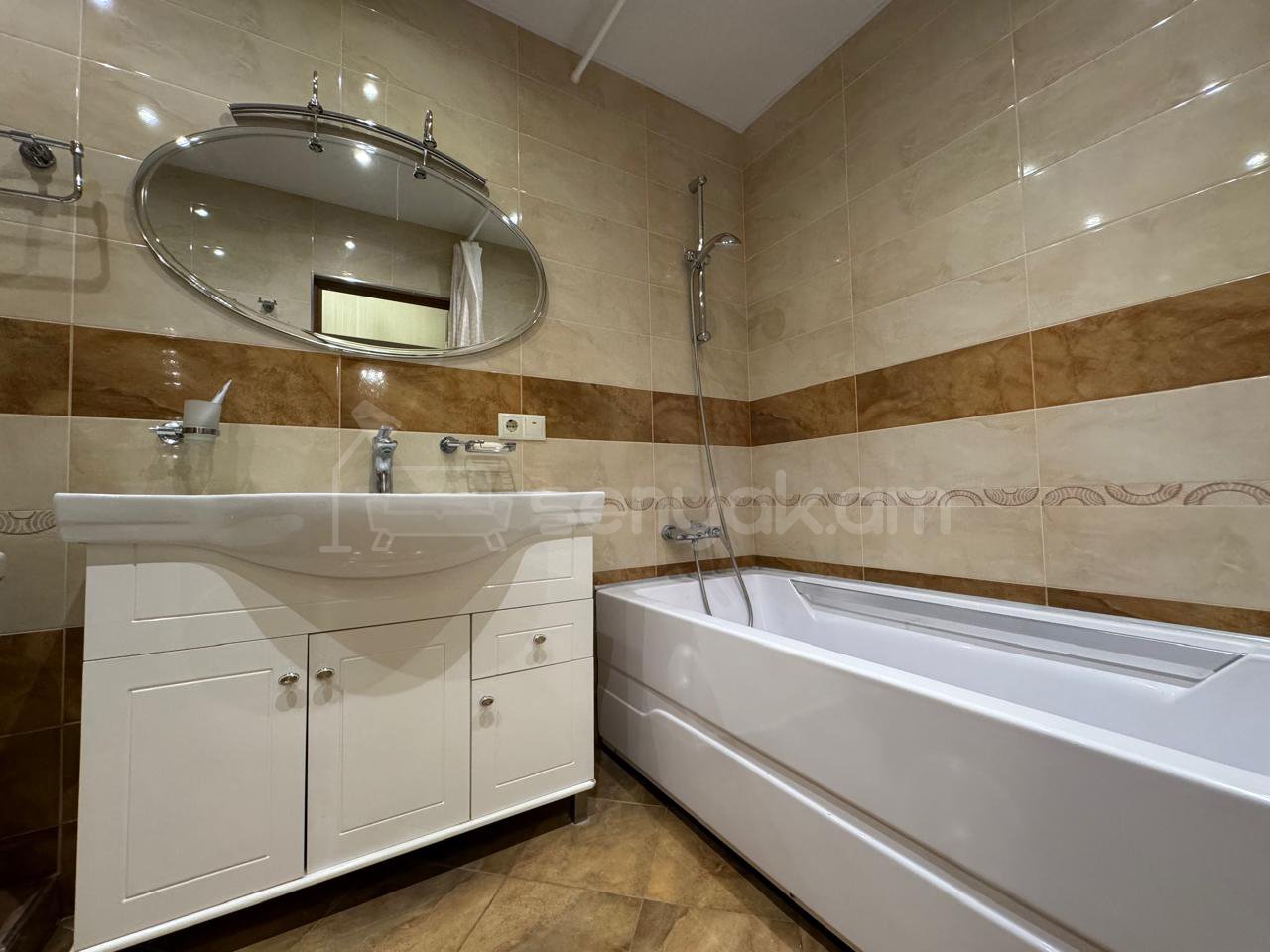 2 Սենյականոց Բնակարան Քարե Շենքում, 60քմ, 3/5 հարկ, Կապիտալ Վերանորոգված