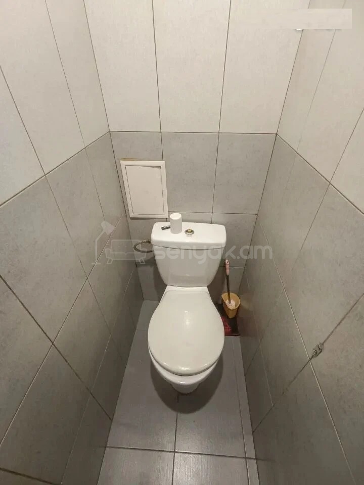 3 Սենյականոց Բնակարան Քարե Շենքում, 68քմ, 5/5 հարկ, Նորմալ Վիճակում
