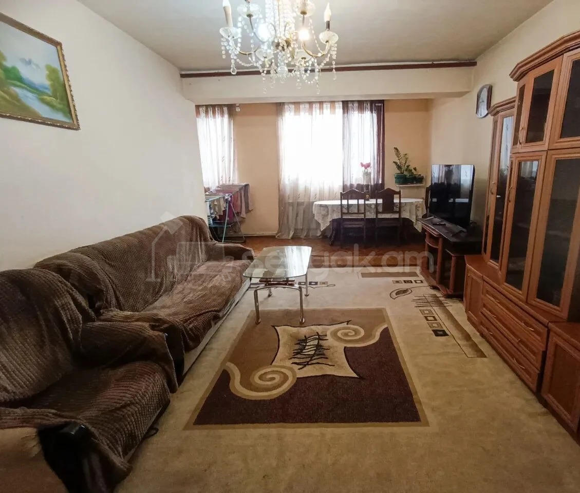 3 Սենյականոց Բնակարան Քարե Շենքում, 68քմ, 5/5 հարկ, Նորմալ Վիճակում