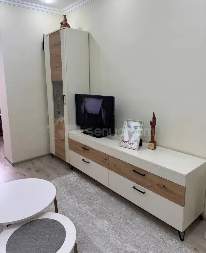 2 Սենյականոց Բնակարան Քարե Շենքում, 57քմ, 5/5 հարկ, Կապիտալ Վերանորոգված