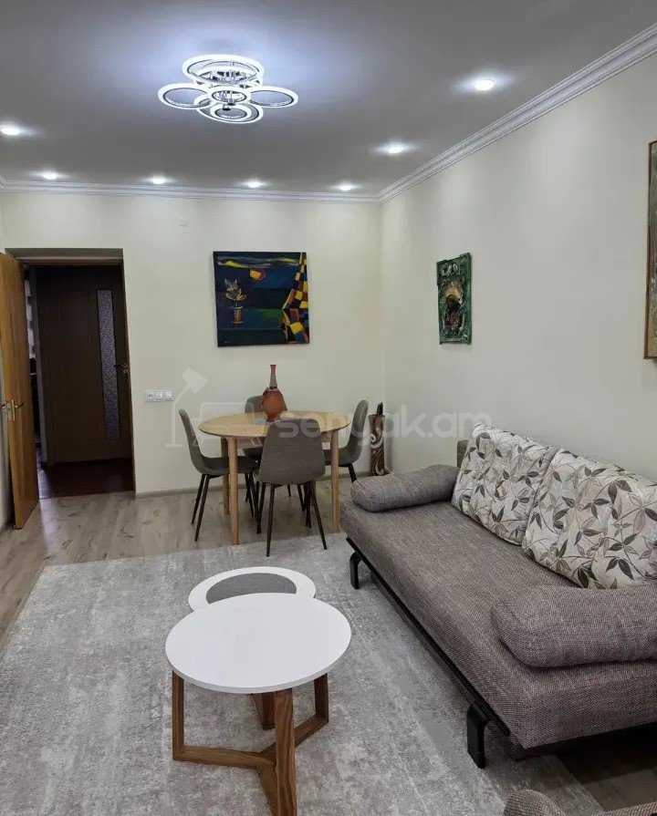 2 Սենյականոց Բնակարան Քարե Շենքում, 57քմ, 5/5 հարկ, Կապիտալ Վերանորոգված