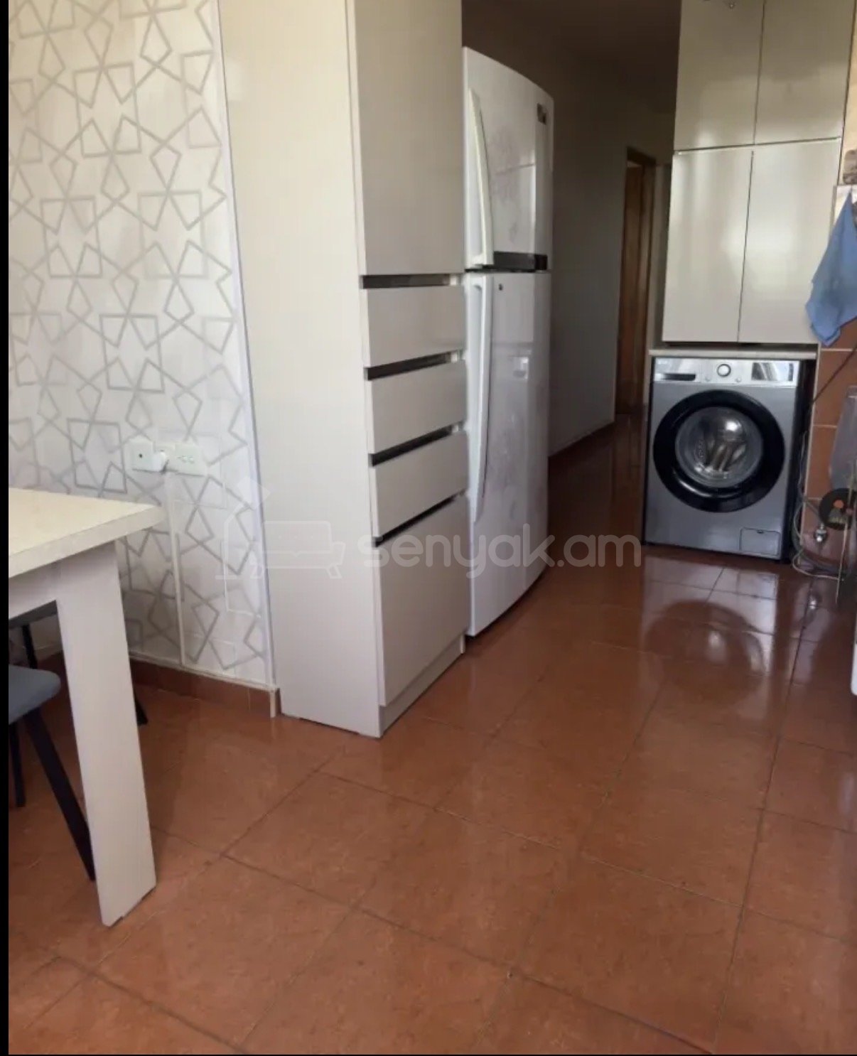 3 Սենյականոց Բնակարան Քարե Շենքում, 74քմ, 4/4 հարկ, Նորմալ Վիճակում