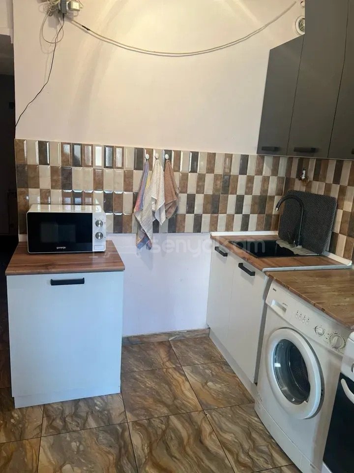 3 Սենյականոց Բնակարան Քարե Շենքում, 76քմ, 5/5 հարկ, Նորմալ Վիճակում