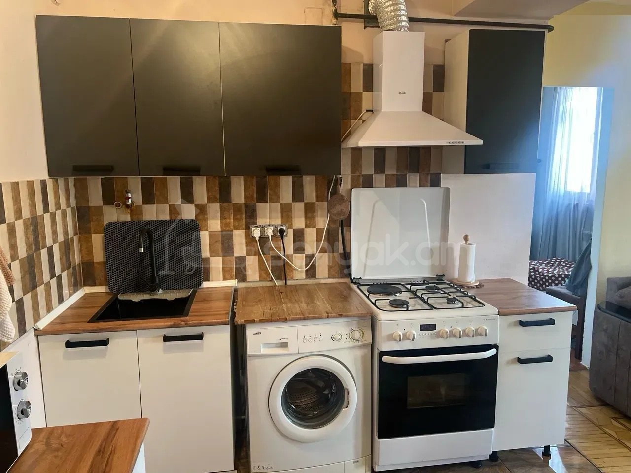 3 Սենյականոց Բնակարան Քարե Շենքում, 76քմ, 5/5 հարկ, Նորմալ Վիճակում