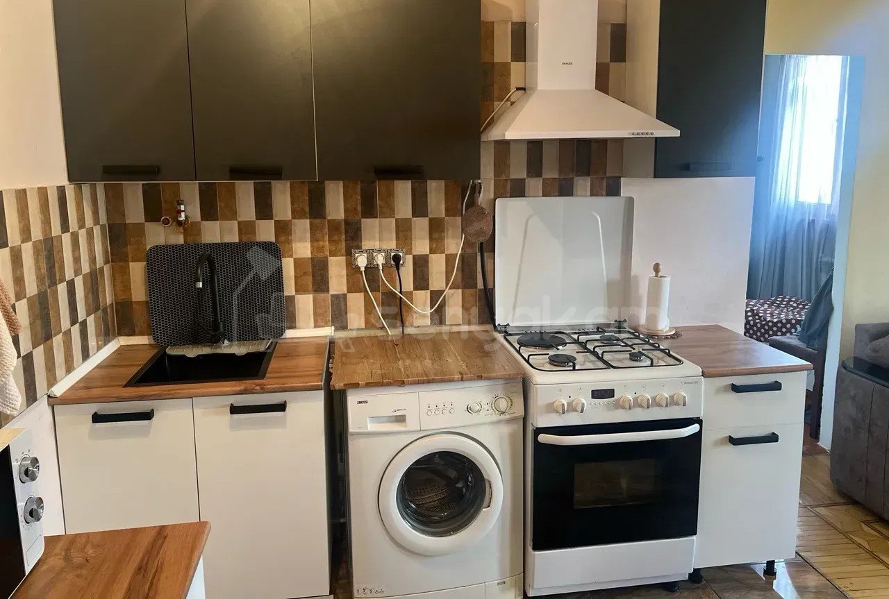 3 Սենյականոց Բնակարան Քարե Շենքում, 76քմ, 5/5 հարկ, Նորմալ Վիճակում