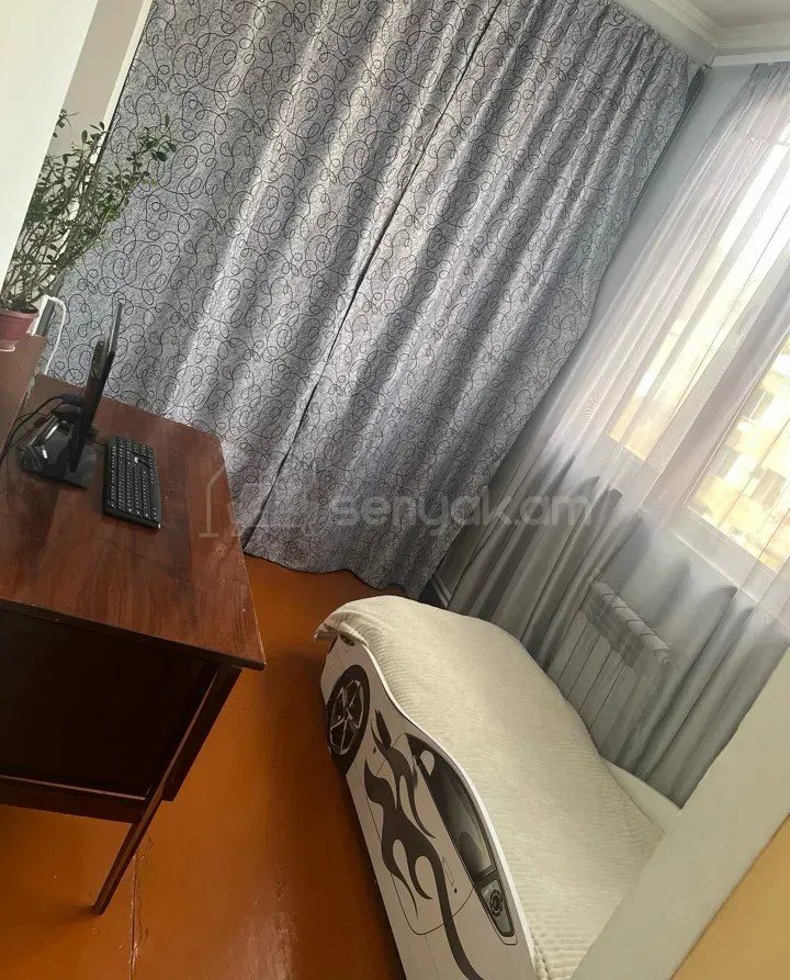3 Սենյականոց Բնակարան Քարե Շենքում, 76քմ, 5/5 հարկ, Նորմալ Վիճակում