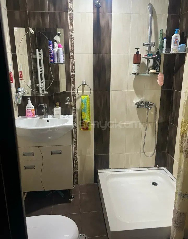 3 Սենյականոց Բնակարան Քարե Շենքում, 76քմ, 5/5 հարկ, Նորմալ Վիճակում