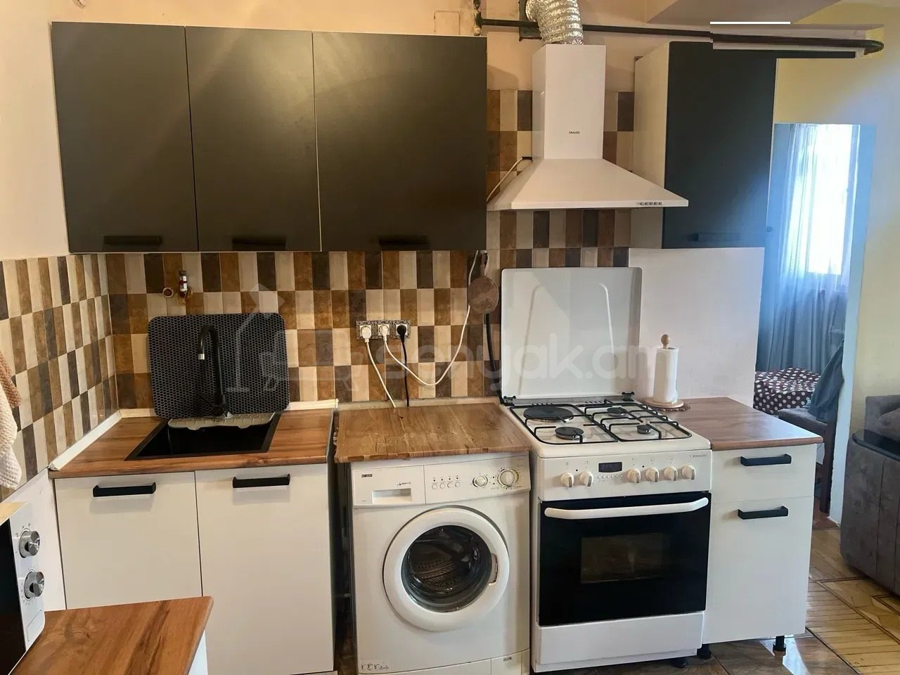 3 Սենյականոց Բնակարան Քարե Շենքում, 76քմ, 5/5 հարկ, Նորմալ Վիճակում