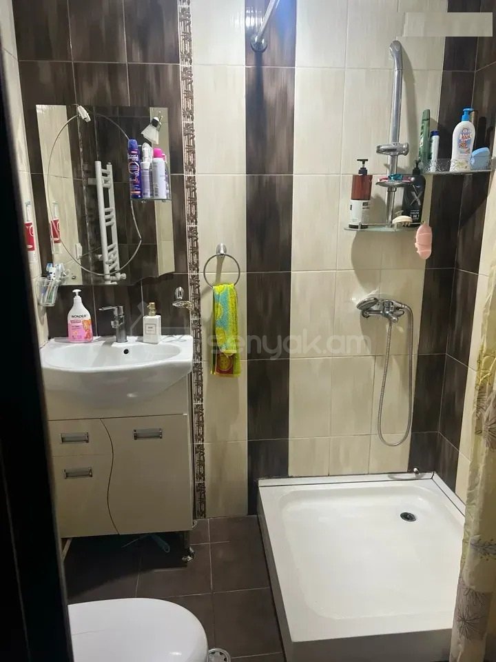 3 Սենյականոց Բնակարան Քարե Շենքում, 76քմ, 5/5 հարկ, Նորմալ Վիճակում