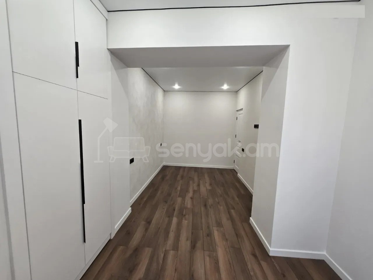 3 Սենյականոց Բնակարան Քարե Շենքում, 61քմ, 4/5 հարկ, Կապիտալ Վերանորոգված