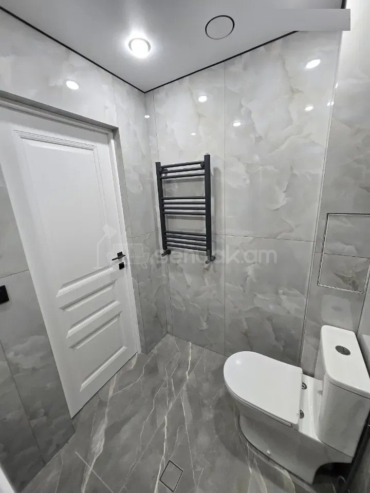 3 Սենյականոց Բնակարան Քարե Շենքում, 61քմ, 4/5 հարկ, Կապիտալ Վերանորոգված