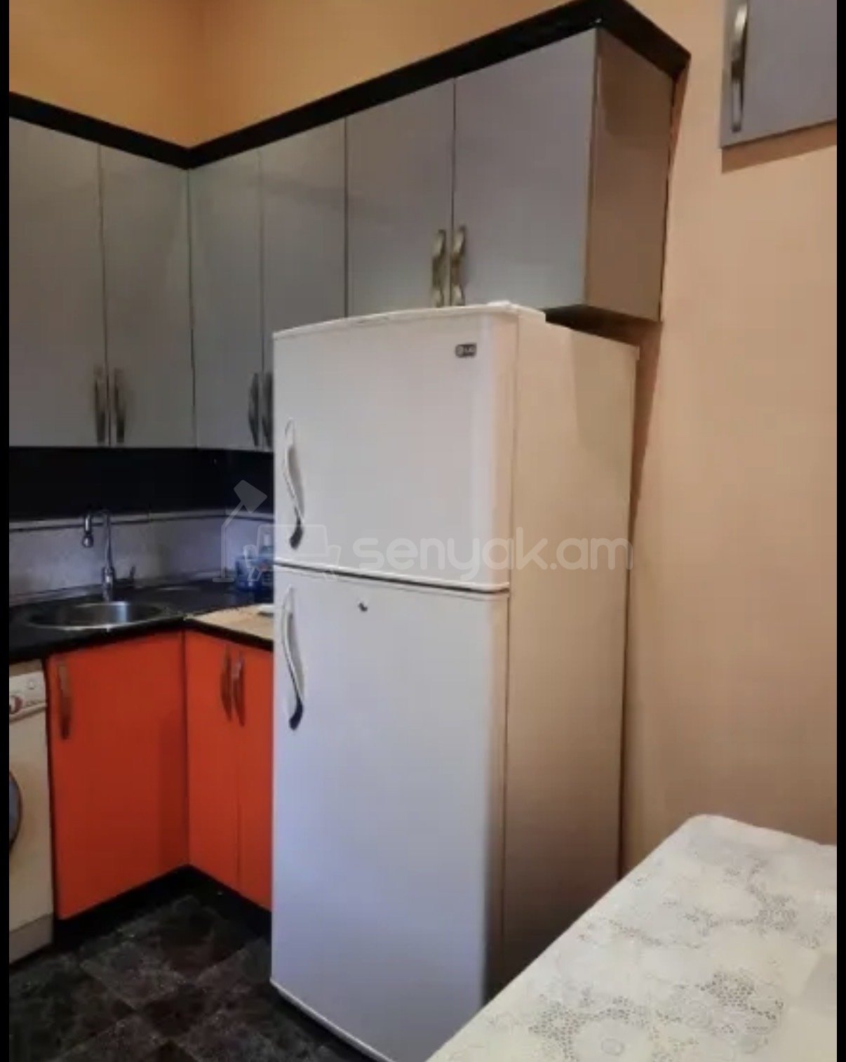 3 Սենյականոց Բնակարան Քարե Շենքում, 55քմ, 2/3 հարկ, Նորմալ Վիճակում, Կահավորված