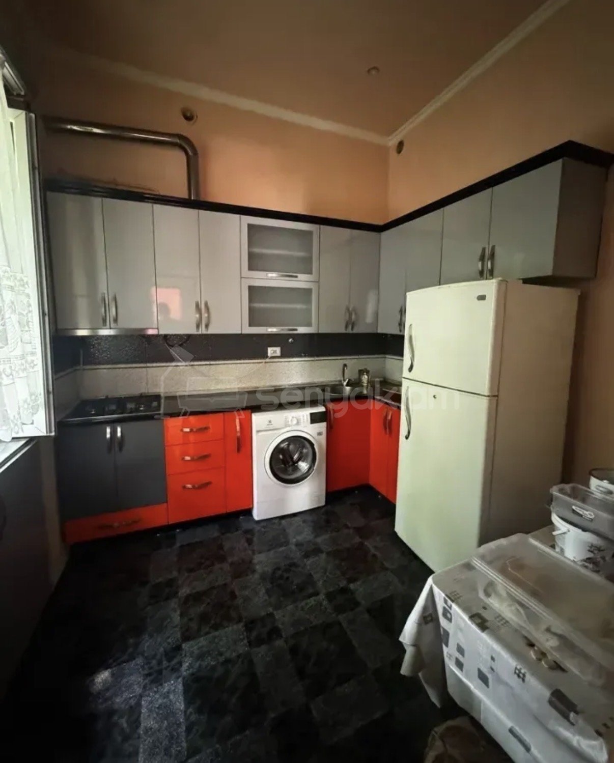 3 Սենյականոց Բնակարան Քարե Շենքում, 55քմ, 2/3 հարկ, Նորմալ Վիճակում, Կահավորված