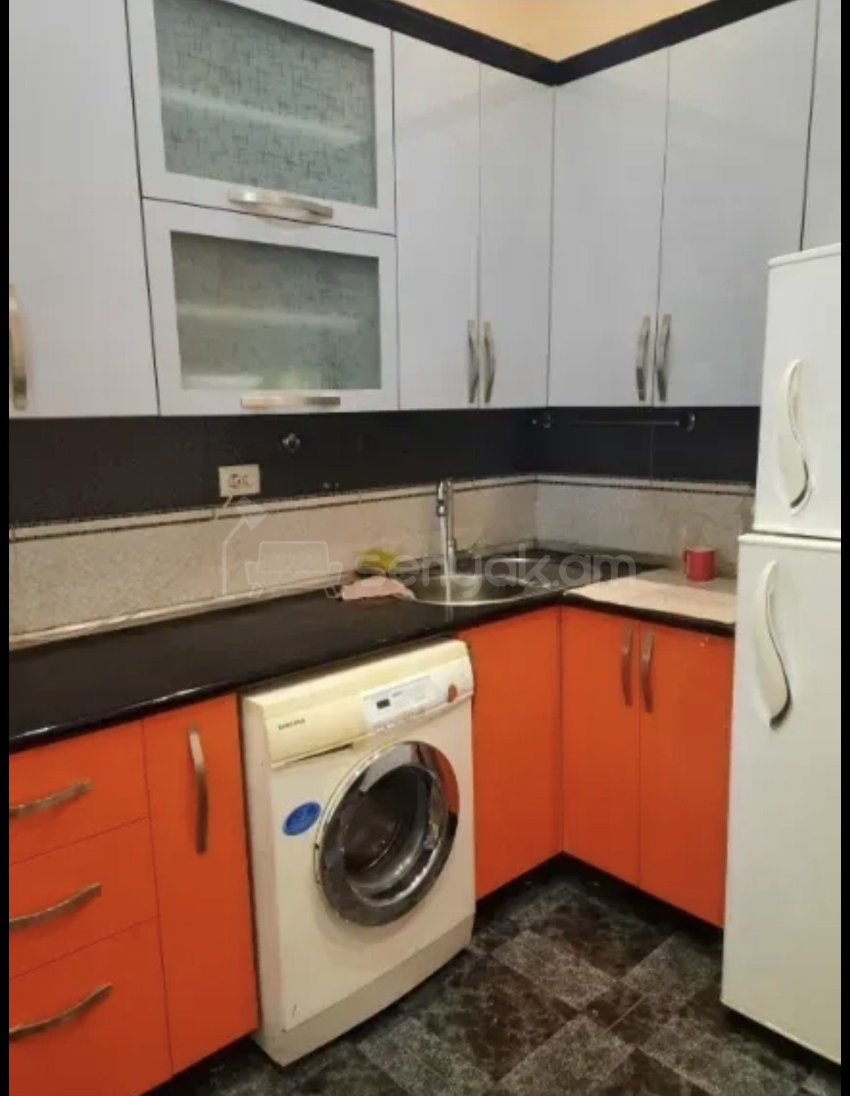 3 Սենյականոց Բնակարան Քարե Շենքում, 55քմ, 2/3 հարկ, Նորմալ Վիճակում, Կահավորված