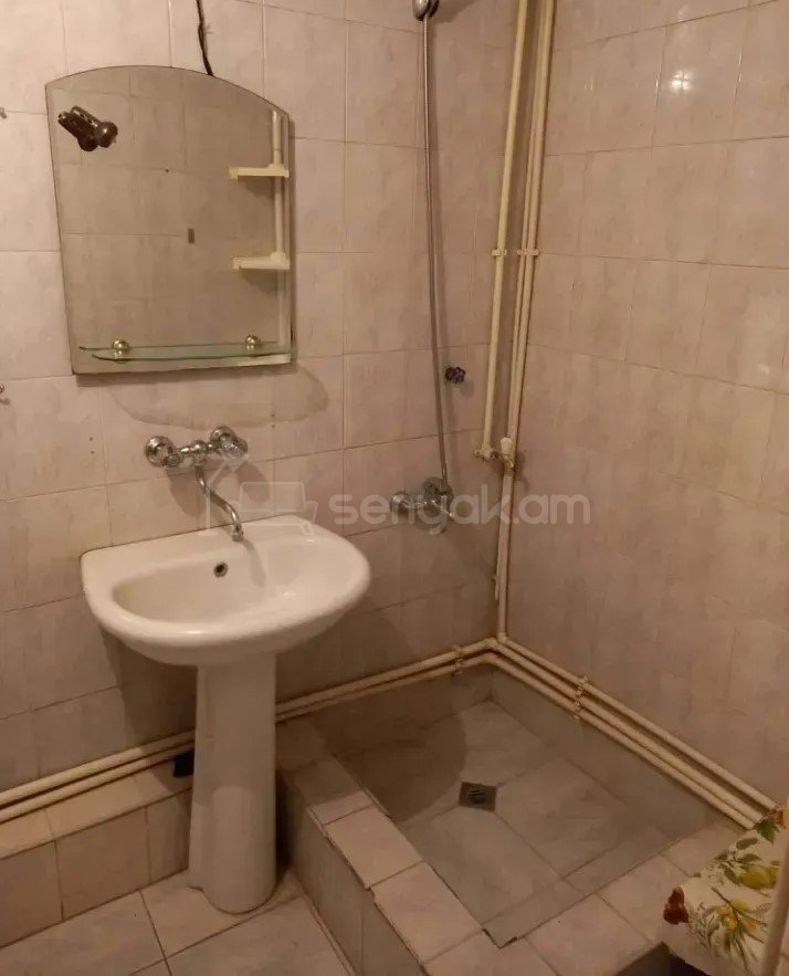 5 Սենյականոց Բնակարան Քարե Շենքում, 77քմ, 2/5 հարկ, Կոսմետիկ Վերանորոգված