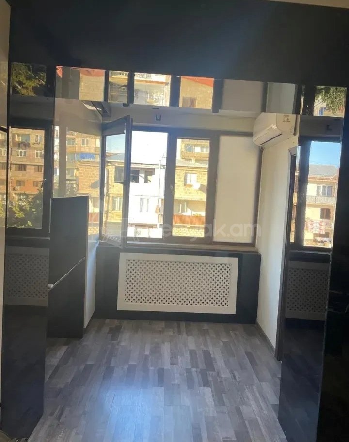 2 Սենյականոց Բնակարան Քարե Շենքում, 44քմ, 5/5 հարկ, Կապիտալ Վերանորոգված