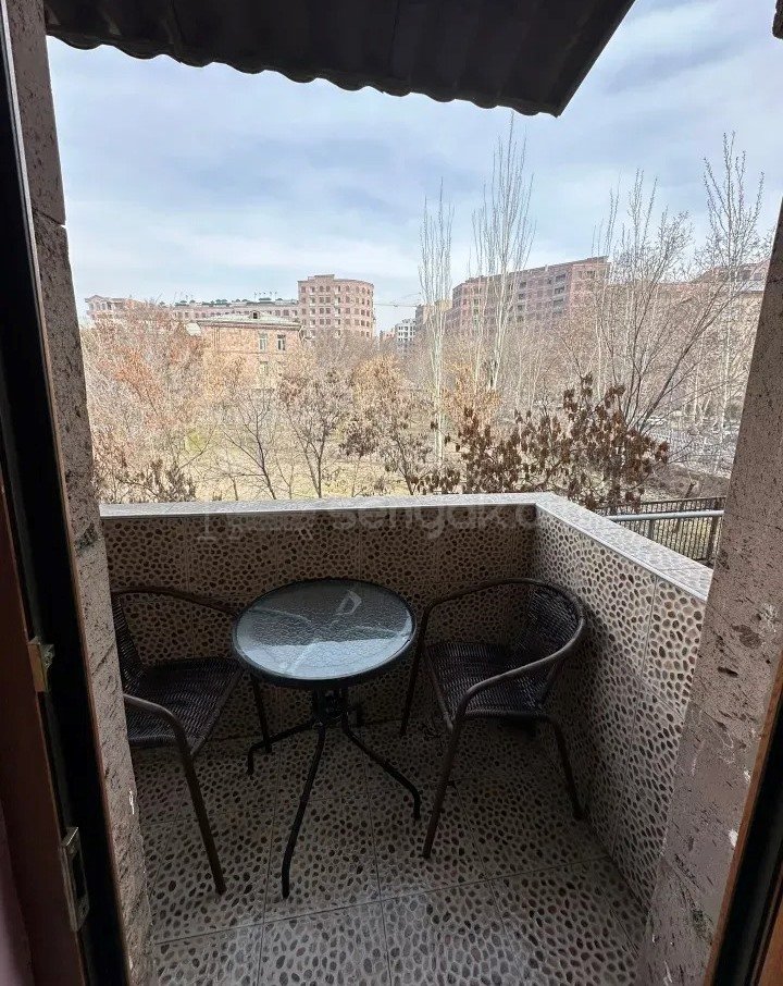 3 Սենյականոց Բնակարան Քարե Շենքում, 85քմ, 2/3 հարկ, Կապիտալ Վերանորոգված