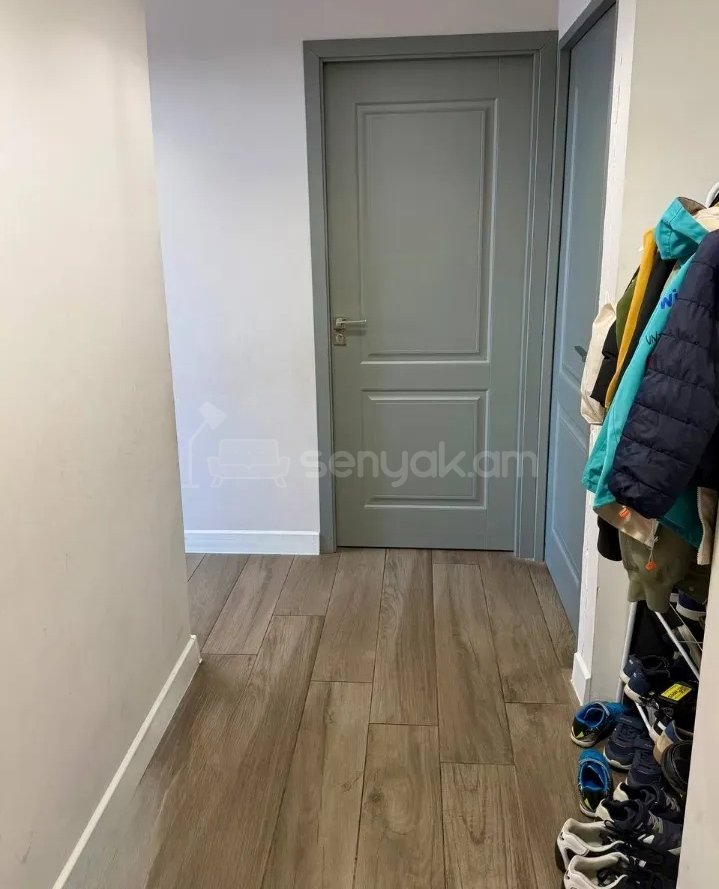 4 Սենյականոց Բնակարան Քարե Շենքում, 86քմ, 5/5 հարկ, Կապիտալ Վերանորոգված